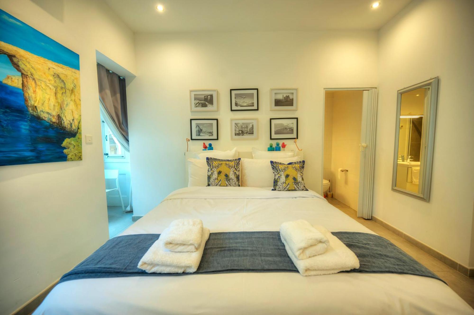 Seaview Sliema 30 Seconds To High Street & Ferry, 2X Double En-Suite Bedrooms, Modern Whole Traditional Townhouse, Kitchen, Living Area, & Roof Terrace ภายนอก รูปภาพ