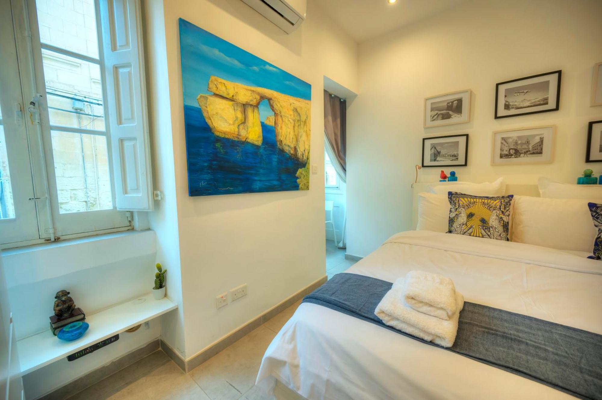 Seaview Sliema 30 Seconds To High Street & Ferry, 2X Double En-Suite Bedrooms, Modern Whole Traditional Townhouse, Kitchen, Living Area, & Roof Terrace ภายนอก รูปภาพ