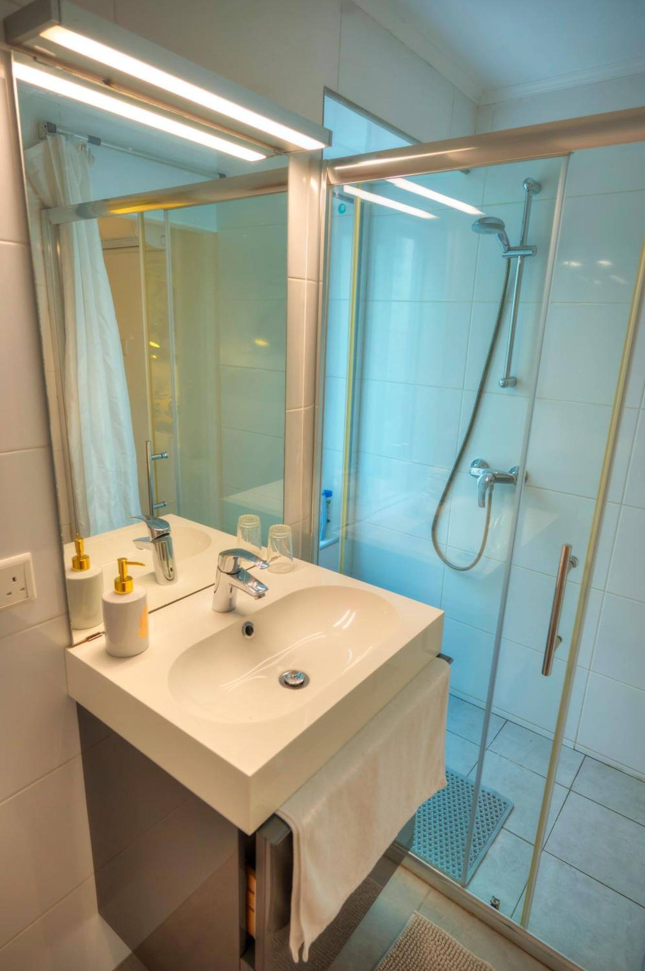 Seaview Sliema 30 Seconds To High Street & Ferry, 2X Double En-Suite Bedrooms, Modern Whole Traditional Townhouse, Kitchen, Living Area, & Roof Terrace ภายนอก รูปภาพ